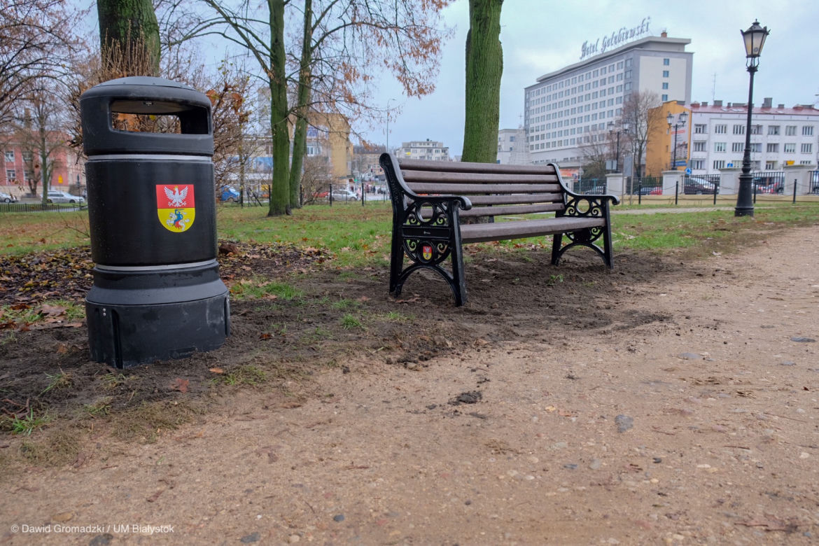 W Białymstoku zamontowano ławki i kosze odporne na zniszczenia