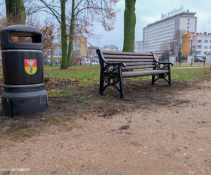 W Białymstoku zamontowano ławki i kosze odporne na zniszczenia
