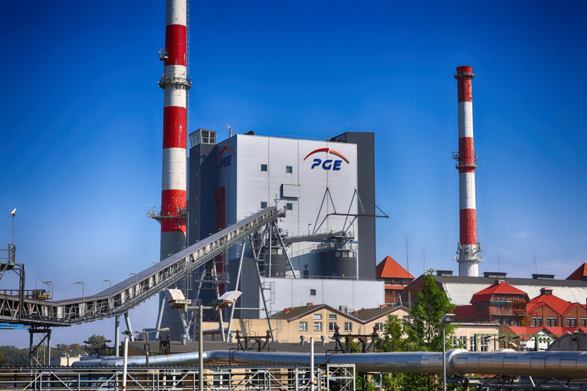 PGE – koszty pracownicze wyniosły 8801 mln zł (wzrost o 7,9 proc.), średnia płaca brutto 14 874 zł (wzrost o 10,6 proc. rdr), a koszty pracownicze stanowiły 13,6 proc. kosztów ogółem.