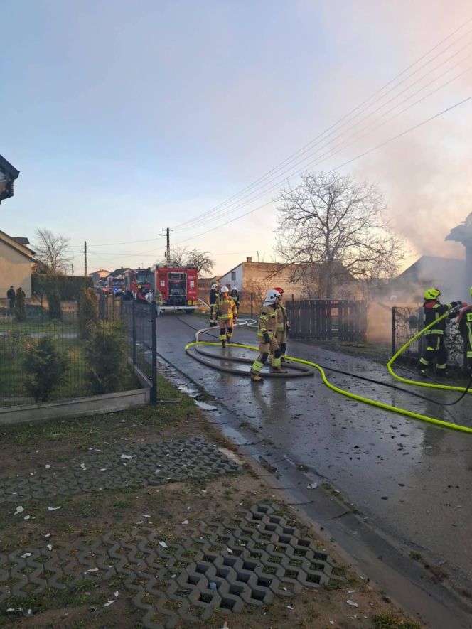Pożar tuż przed świętami. Żywioł strawił cały dom w Wielkiej Wsi. Pilna zbiórka dla poszkodowanej rodziny!