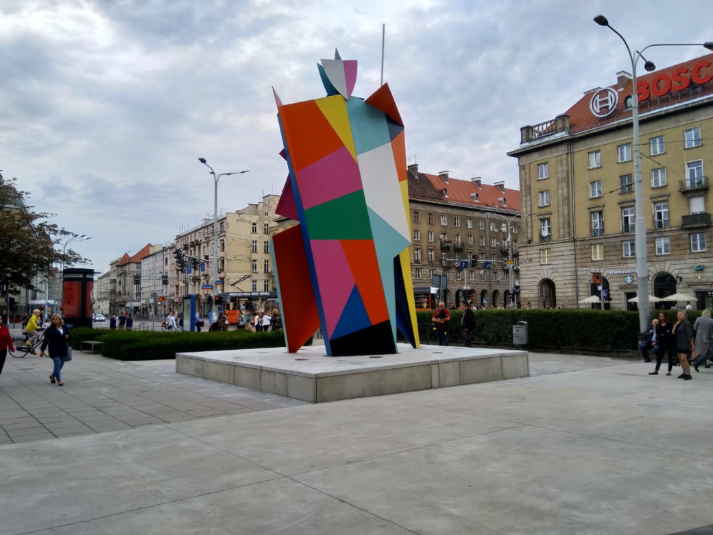 Rzeźba Arlekina stanęła na skwerze Wojciecha Młynarskiego we Wrocławiu. Autorem jest Włoch Alessandro Mendini
