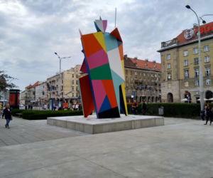 Rzeźba Arlekina stanęła na skwerze Wojciecha Młynarskiego we Wrocławiu. Autorem jest Włoch Alessandro Mendini