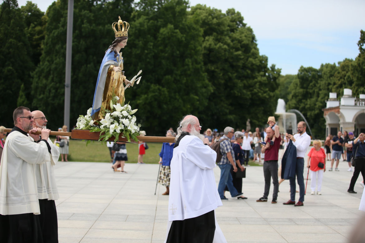 Centralna procesja Bożego Ciała w Warszawie. Ołtarze nawiązywały do wojny