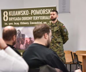 W Toruniu na siarczystym mrozie szkolą się cywile