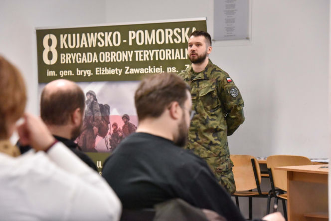 W Toruniu na siarczystym mrozie szkolą się cywile