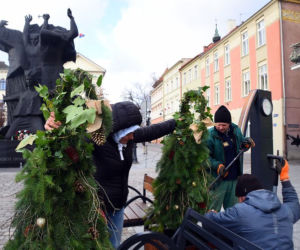 Magia świąt opanowała Bydgoszcz! Na Starym Rynku pojawiła się choinka! [ZDJĘCIA]