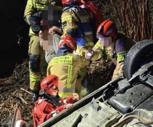 Dachował i wpadł do rzeki