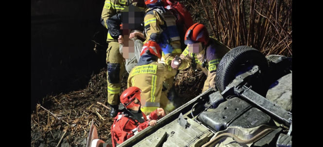 Dachował i wpadł do rzeki