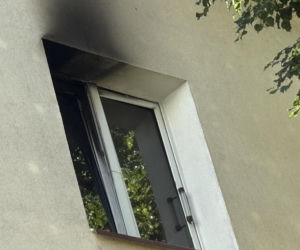 Pożar mieszkania w Świdniku. W środku została przerażona Królinka. Strażacy uratowali jej życie