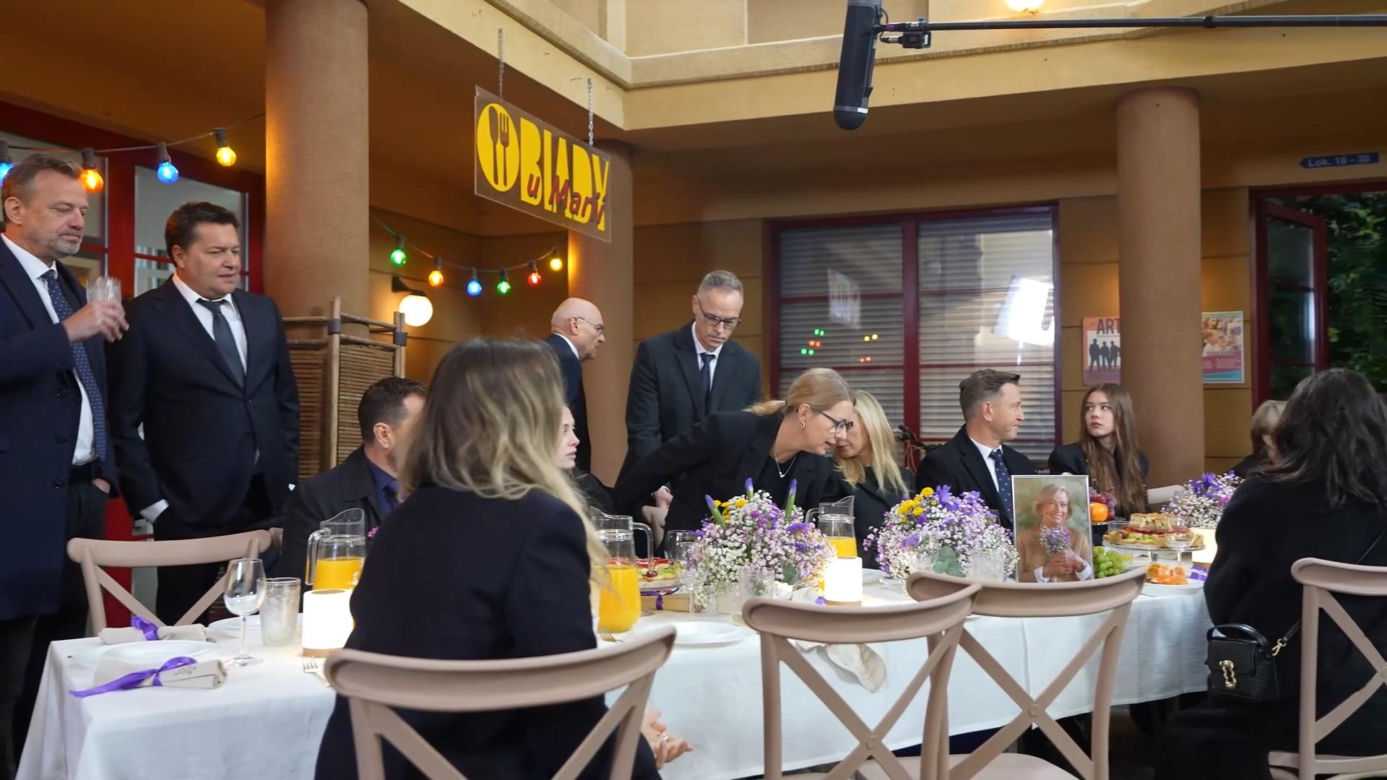 Na Wspólnej, odc. 4268. Monika (Sylwia Gliwa), Damian (Waldemar Błaszczyk), Renata (Marta Jankowska), Sławek (Mariusz Słupiński), Daria (Patrycja Topajew), Kasia (Julia Chatys), Wojtek (Wojciech Błach), Krzysztof (Łukasz Konopka), Michał (Robert Kudelski)