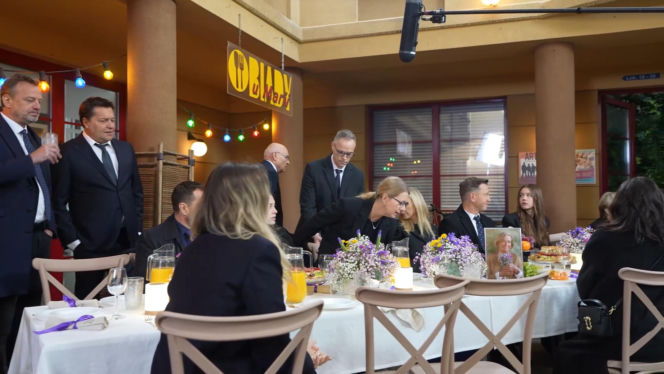 Na Wspólnej, odc. 4268. Monika (Sylwia Gliwa), Damian (Waldemar Błaszczyk), Renata (Marta Jankowska), Sławek (Mariusz Słupiński), Daria (Patrycja Topajew), Kasia (Julia Chatys), Wojtek (Wojciech Błach), Krzysztof (Łukasz Konopka), Michał (Robert Kudelski)