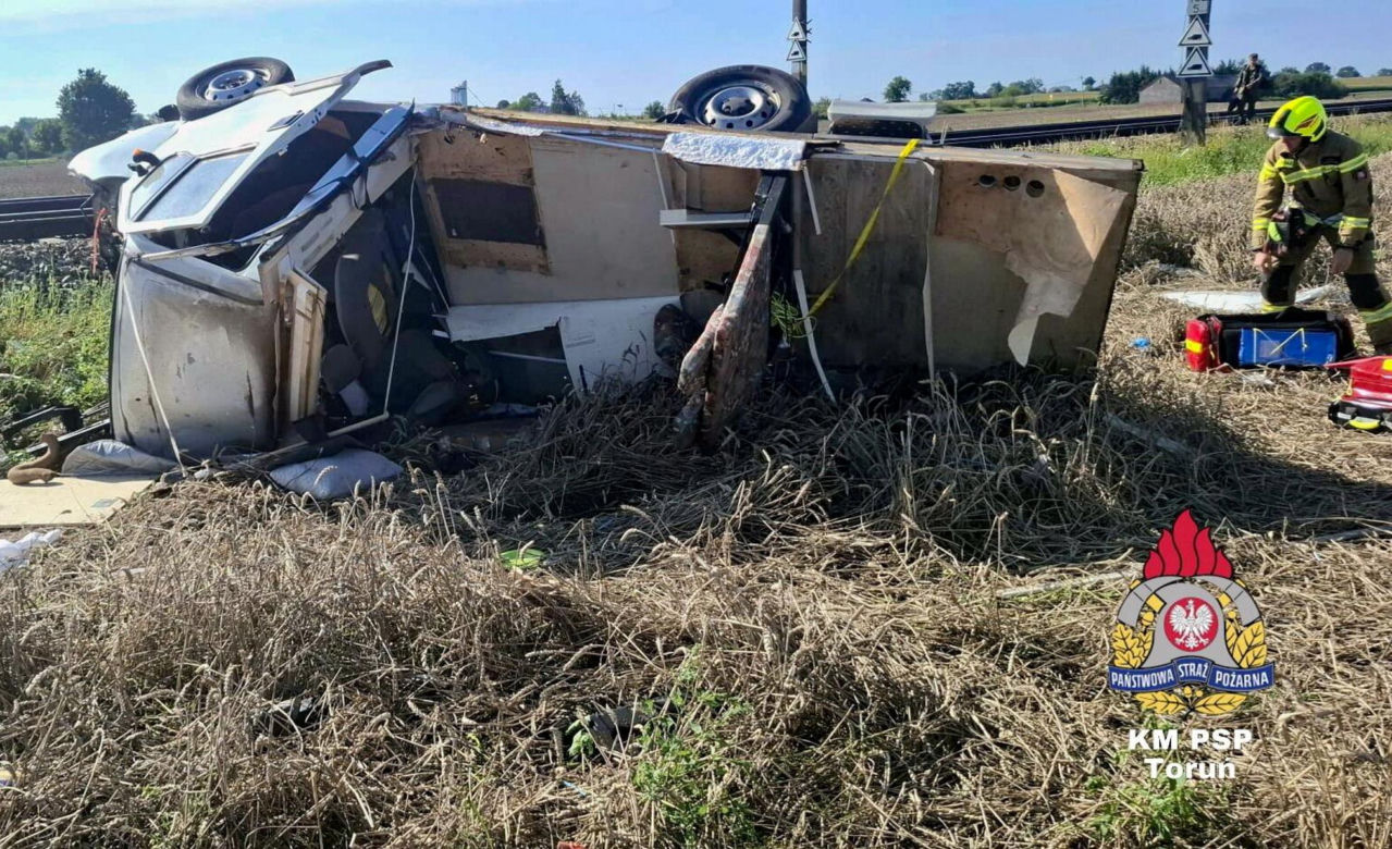 Gronówka. Śmiertelny wypadek na przejeździe kolejowym. Zderzenie kampera z pociągiem osobowym [ZDJĘCIA].