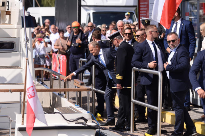 Święto Wojska Polskiego. Donald Tusk na jachcie w Gdyni.