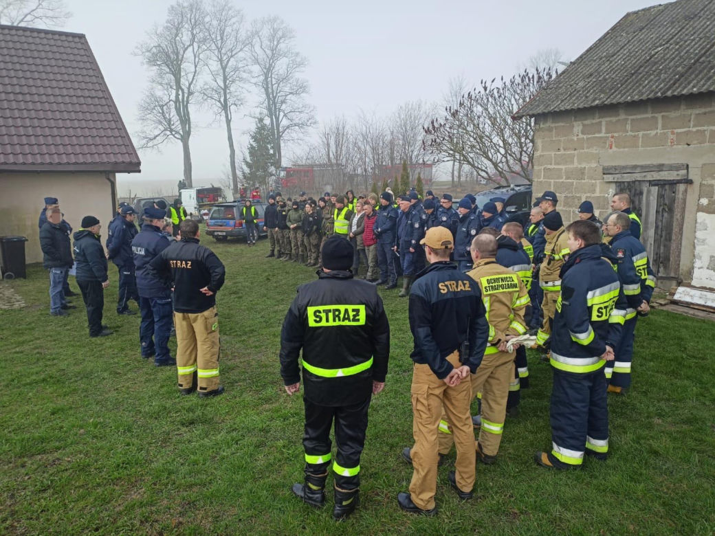 Tragiczny finał poszukiwań. Ciało mężczyzny znalezione na podmokłym polu