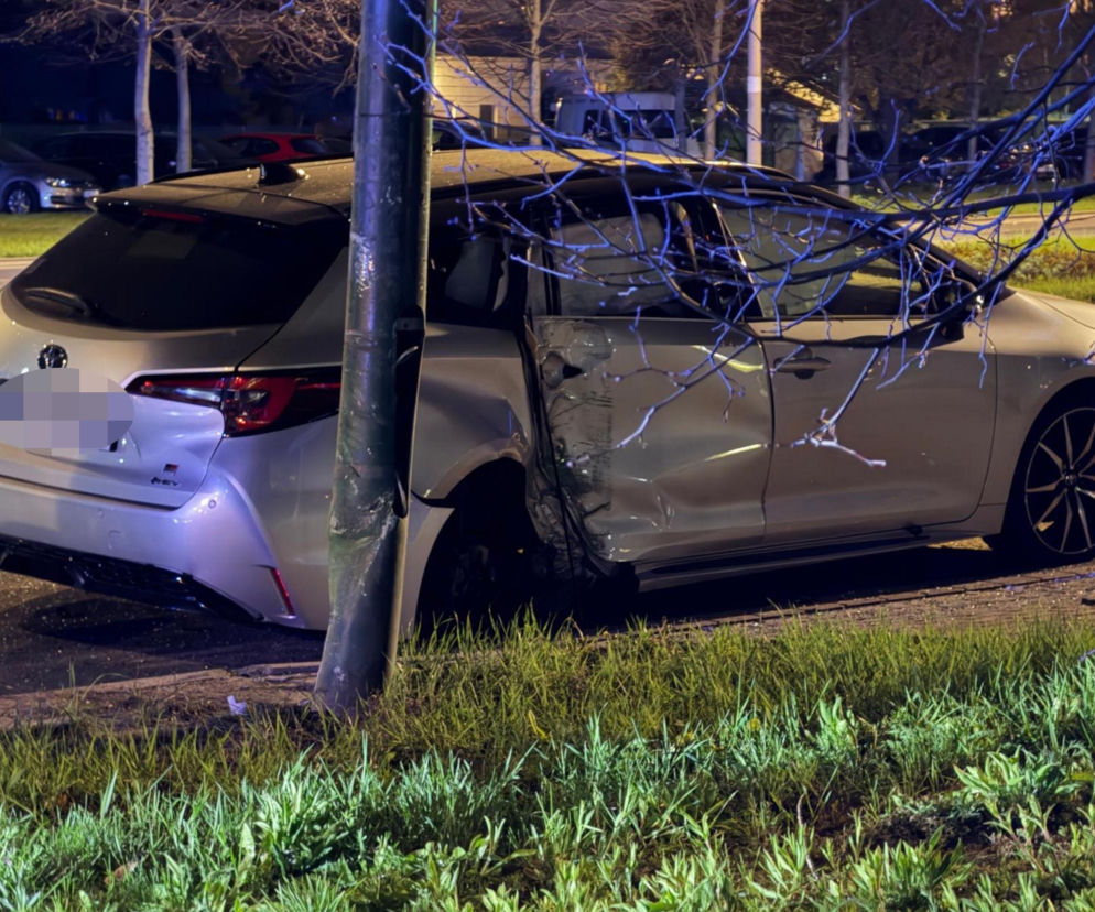 Policjanci w pościgu staranowali Toyotę radiowozem. Kierowca zwiał pieszo