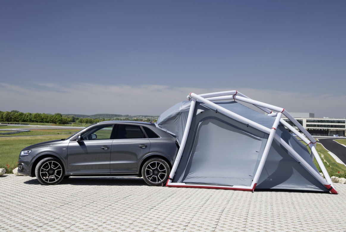 Audi Q3 z kempingowym namiotem
