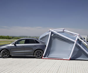 Audi Q3 z kempingowym namiotem
