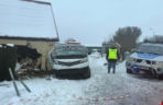 Wypadł busem z drogi, huknął w dom. Trzy osoby ranne, mieszkańcy stracili dach nad głową