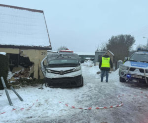 Wypadł busem z drogi, huknął w dom. Trzy osoby ranne, mieszkańcy stracili dach nad głową