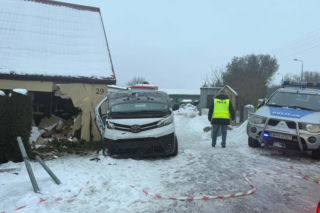 Wypadł busem z drogi, huknął w dom. Trzy osoby ranne, mieszkańcy stracili dach nad głową