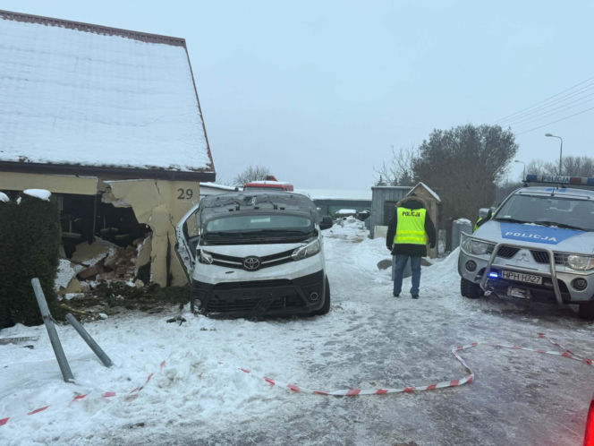 Wypadł busem z drogi, huknął w dom. Trzy osoby ranne, mieszkańcy stracili dach nad głową