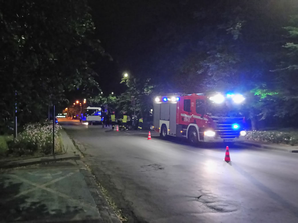 Kraków: Samochód stoczył się ze wzniesienia i... uderzył w autobus