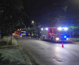 Kraków: Samochód stoczył się ze wzniesienia i... uderzył w autobus