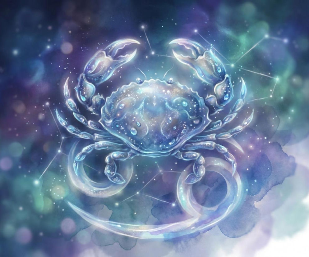 Graficzne przedstawienie znaku zodiaku Rak na tle gwiezdnego nieba z konstelacjami. Stylizowany na przejrzystego, lśniącego kraba otoczonego błękitno-fioletową mgławicą. Więcej o horoskopach przeczytasz na naszym portalu.