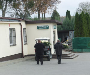 NA CMENTARZU W CHEŁMIE MOŻNA SKŁADAĆ WIEŃCE. NA POMOC ODWIEDZAJĄCYM GROBY PRZYSZLI PRACOWNICY NEKROPOLII