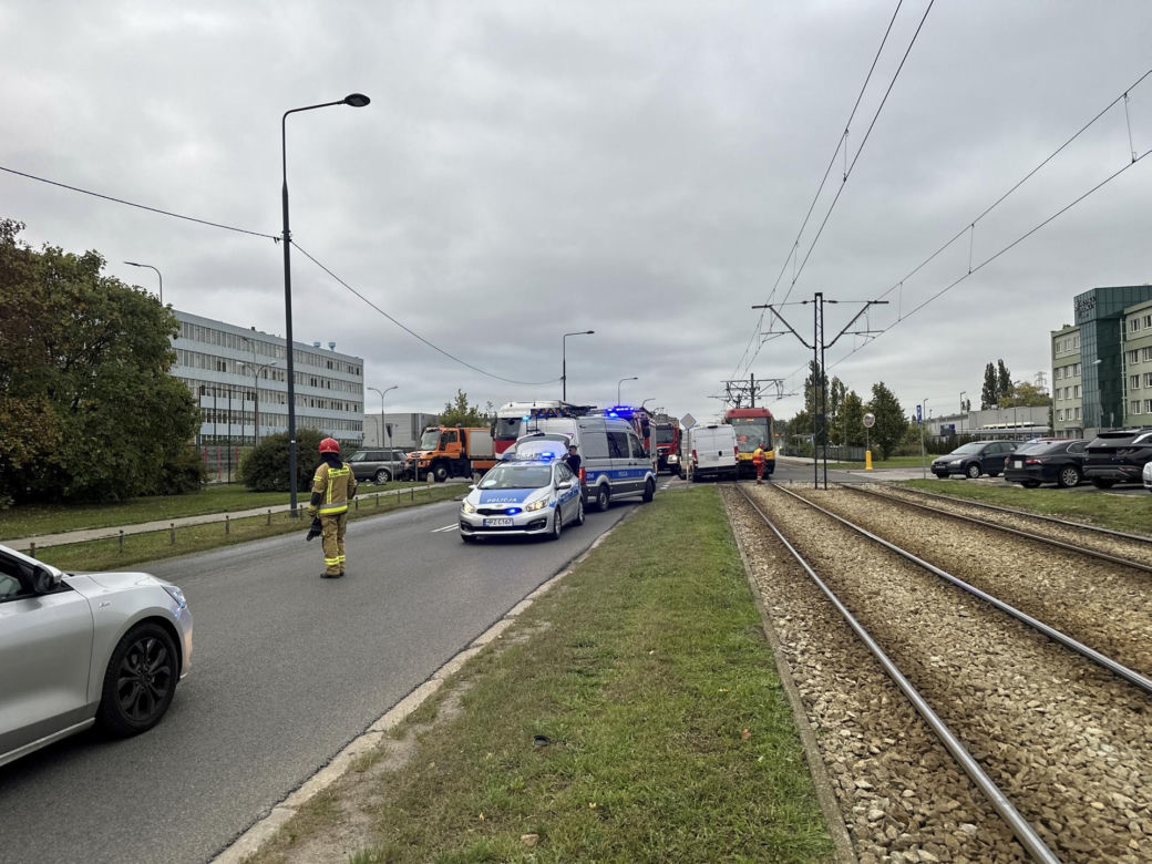 Tramwaj uderzył w busa na Annopolu. Poważny wypadek, motorniczy ranny