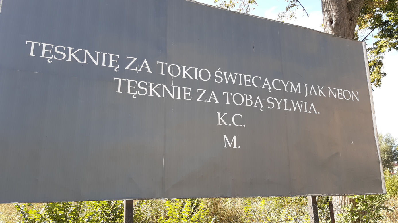 Bilbord z wyznaniem tęsknoty