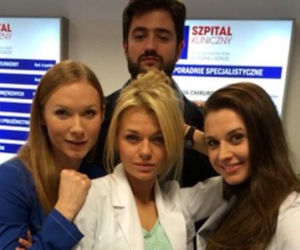 Na dobre i na złe. Adam (Grzegorz Daukszewicz), Wiki (Katarzyna Dąbrowska) i Agata (Emilia Komarnicka), Zuza (Julia Kamińska)