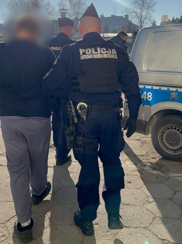 Potrącony policjant z Poddębic walczy o życie. Domniemany sprawca próbował spalić auto [ZDJĘCIA]