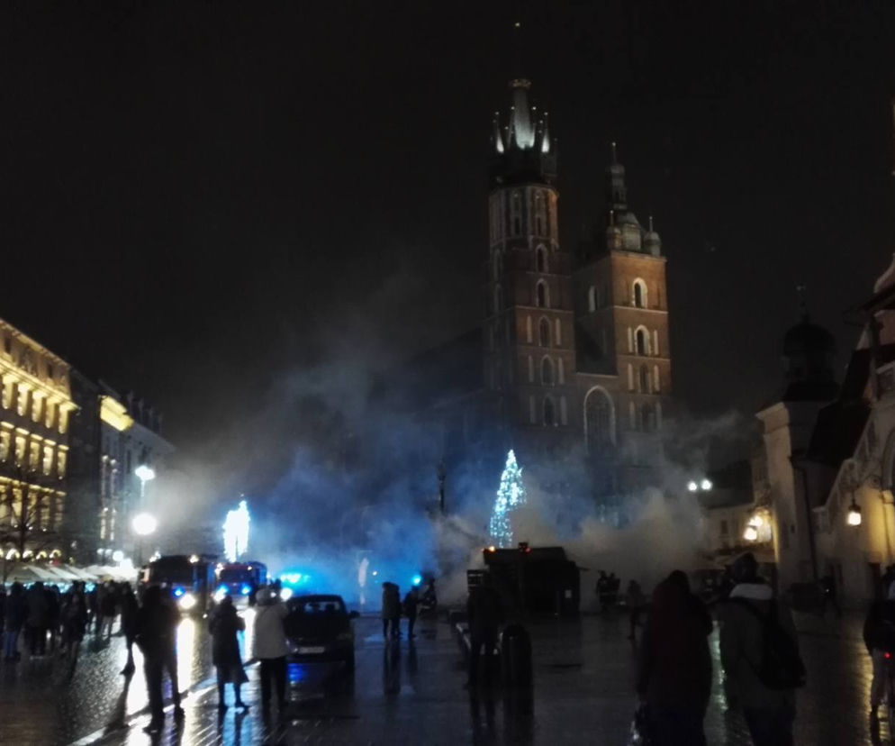 Chwile grozy na krakowskim Rynku: Zapaliły się stragany [ZDJĘCIA]
