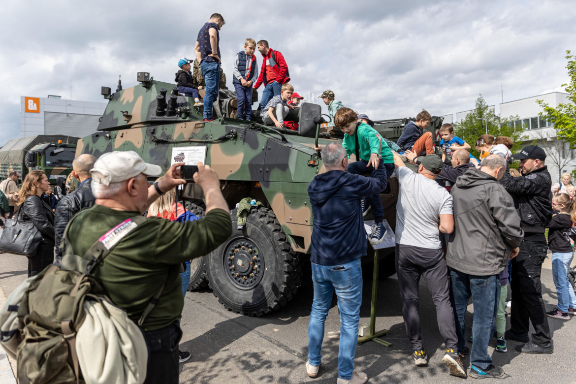 Wystawa sprzętu wojskowego z okazji 25. rocznicy przystąpienia Polski do NATO