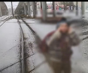 Obraziła się na motorniczego i zablokowała ruch! Usiadła na torach, wstała i zaczęła iść przed tramwajem