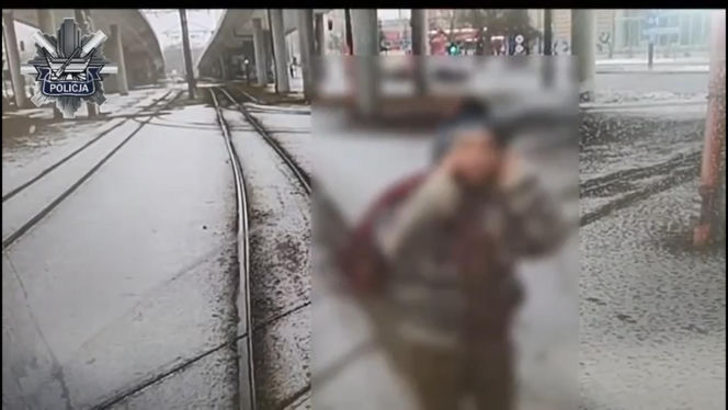 Obraziła się na motorniczego i zablokowała ruch! "Usiadła na torach, wstała i zaczęła iść przed tramwajem"