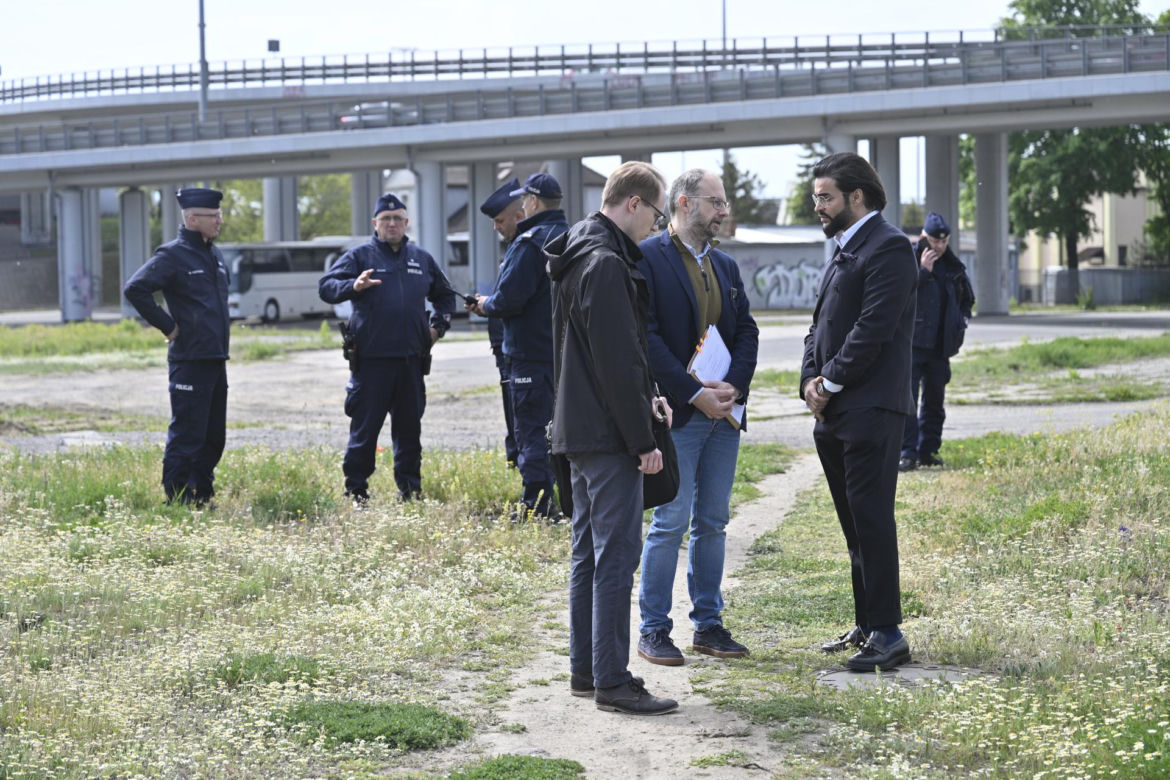 Komornicy na Modlińskiej. Nerwowe starcie przy hali na Białołęce. Ostry konflikt kupców z zarządcą hali