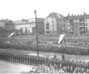 Uroczystości 3 Maja na starych fotografiach. Wielkie defilady i piękne stroje! [ZDJĘCIA]