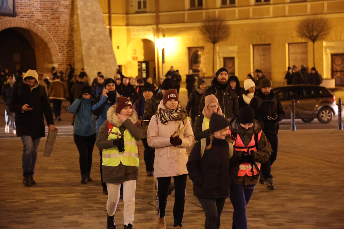Kilka tysięcy osób w piątkowy wieczór wyruszyło z Lublina w 10. Ekstremalną Drogę Krzyżową