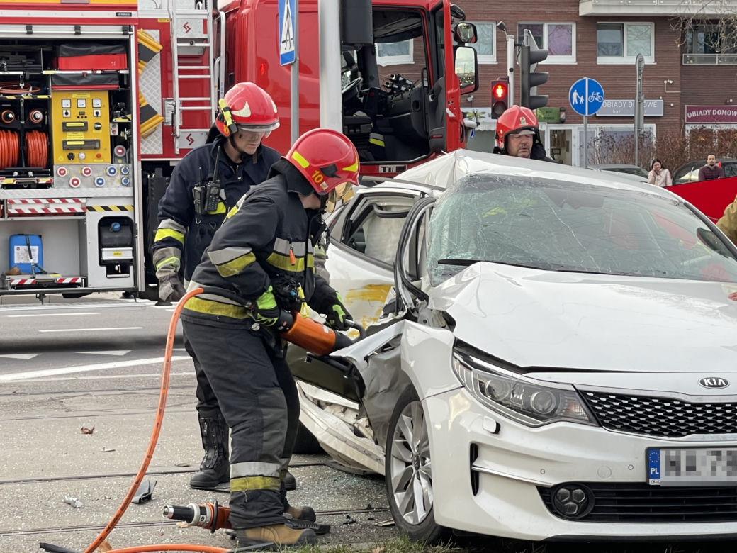 Poważny wypadek na Białołęce. Auto zmiecione przez tramwaj
