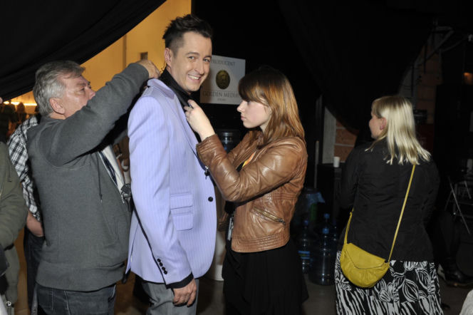 Tak na początku kariery wyglądał Piotr Kędzierski. Dziś trudno go rozpoznać na starych zdjęciach