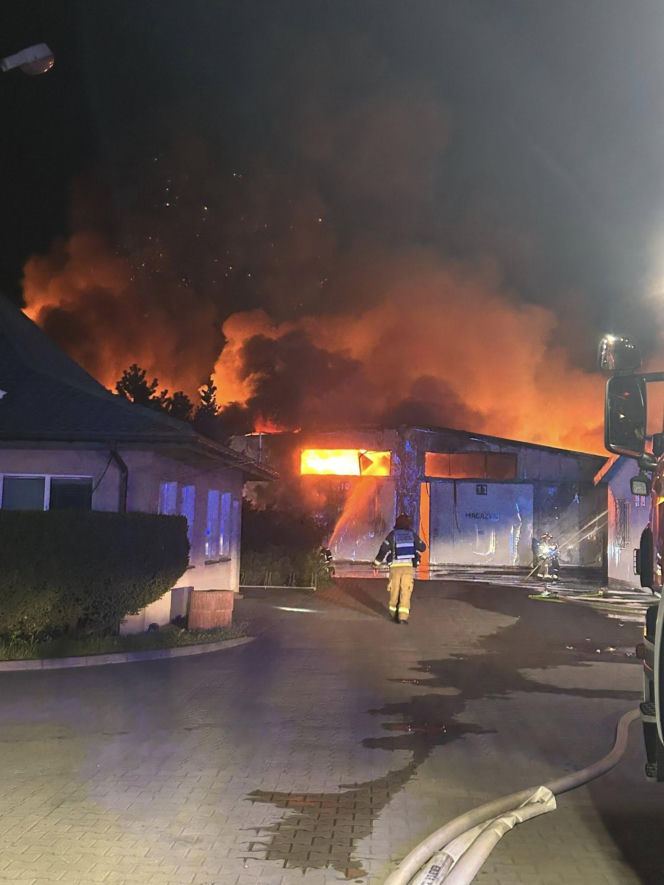 Pożar hal produkcyjnych w Bramkach