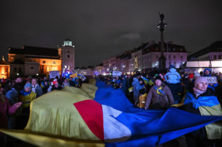 Warszawiacy zebrali się na Placu Zamkowym. Przyszli z flagami i transparentami