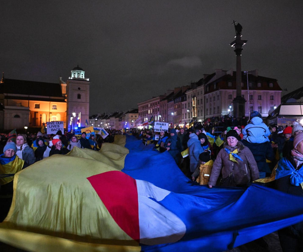 Wieczorem Warszawiacy ruszyli na Plac Zamkowy. Zwyciężymy zjednoczeni