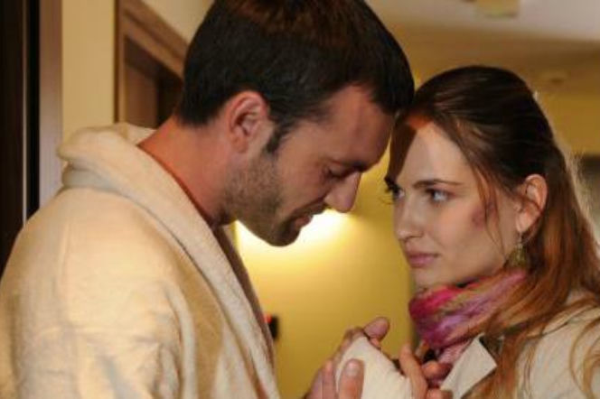 KOMISARZ ALEX 2, odc. 21. Adrian (Mariusz Zaniewski) i Julia (Anna Cieślak)
