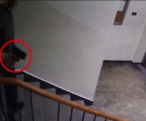 Strzelał do kamery na klatce schodowej