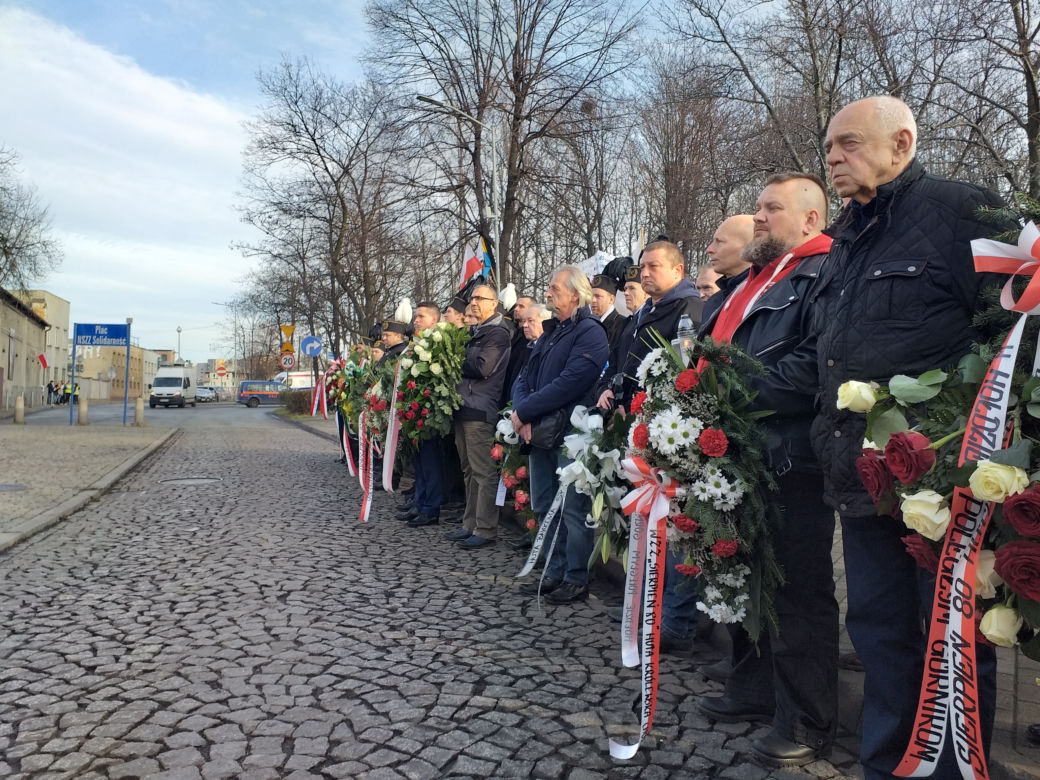 Kopalnia Wujek w Katowicach. Związkowcy złożyli kwiaty [ZDJĘCIA]