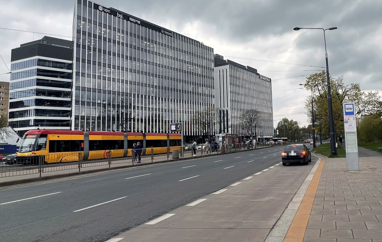Antoni Macierewicz parkuje na przystanku