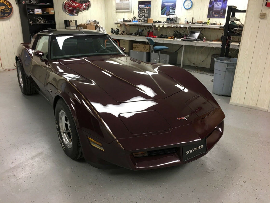 Corvette C3 z przebiegiem 1447 mil 
